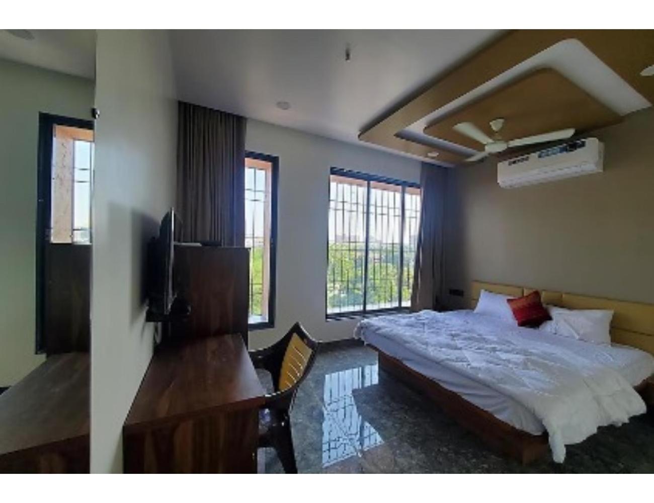 Hotel The Pill, Бхавнагар Екстериор снимка